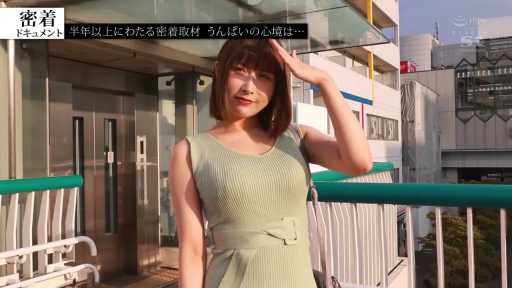 站立 · 中景 · 微笑 · 户外 · 短发 · 敬礼 · 浅绿色针织裙