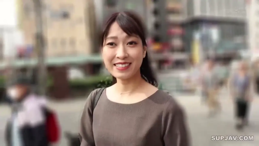 站立 · 面部特寫 · 户外街道 · 棕色上衣