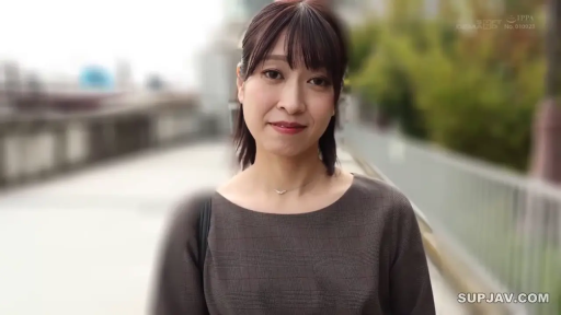 站立 · 微笑 · 面部特写 · 对视 · 户外 · 棕色上衣