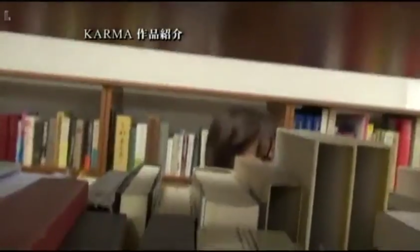中景 · 便服 · 长发 · 書架 · 模糊 · 窥视 · 图书馆 · 蹲下