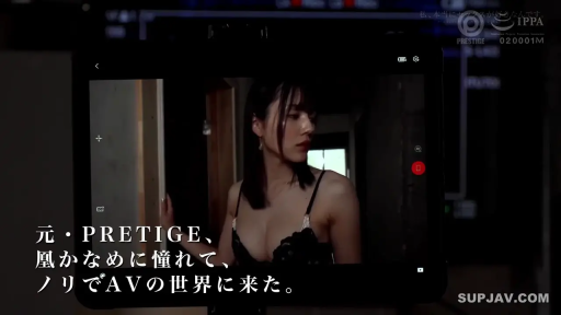 站姿 · 半身特写 · 黑色蕾丝内衣 · 拍摄现场 · 冷峻 · 模特展示 · 平板电脑 · 屏幕截图