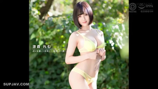 全身 · 站立 · 摆拍 · 微笑 · 户外 · 黄色内衣 · 短发美女