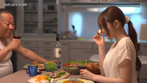 坐姿 · 微笑 · 居家 · 白色上衣 · 酒杯 · 餐厅 · 饮酒