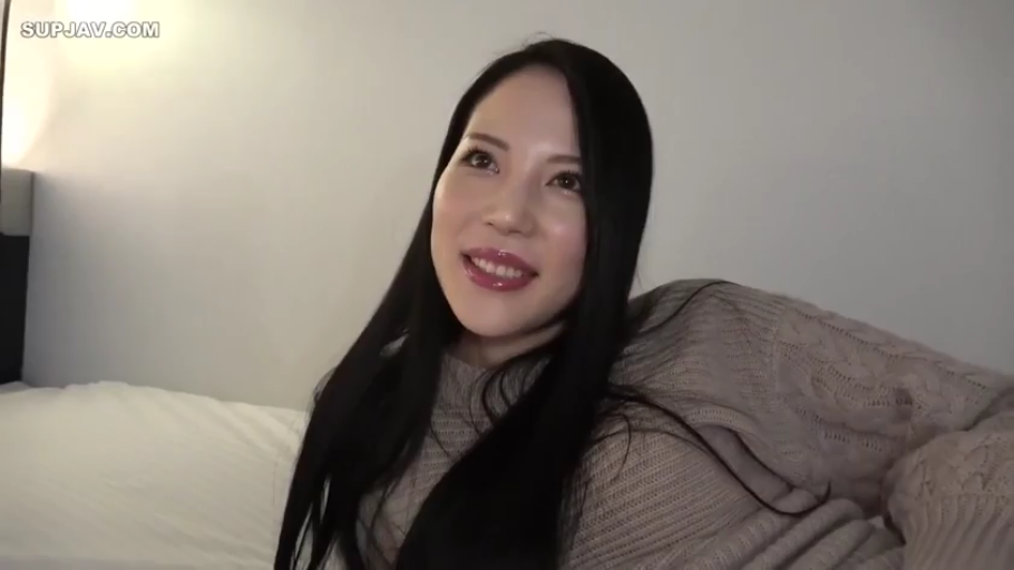 臥室 · 面部特寫 · 灰色毛衣 · 側躺