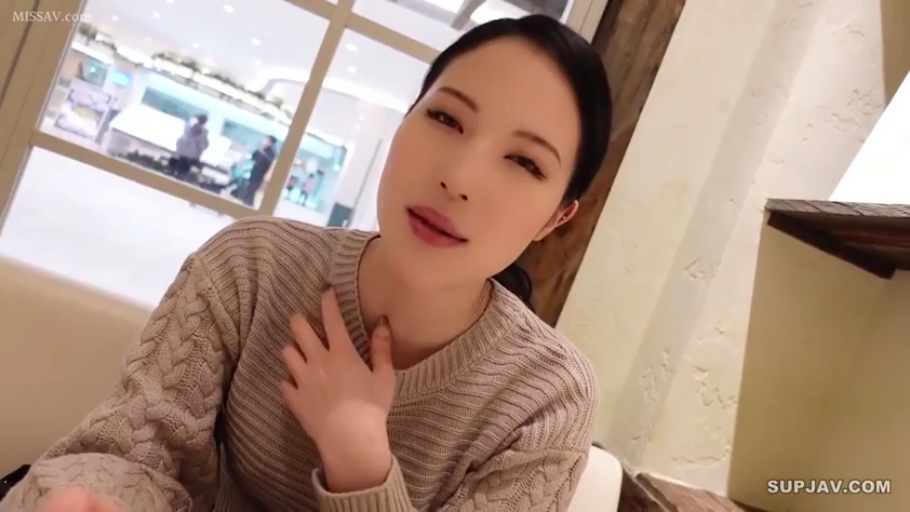 室内 · 坐姿 · 第一人称视角 · 半身特写 · 棕色毛衣 · 妩媚 · 抚摸