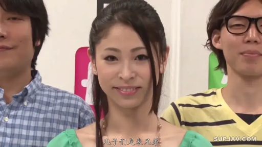 室内 · 站立 · 微笑 · 项链 · 面部特写 · 绿色上衣 · 三人 · 合影