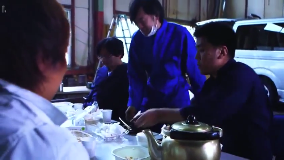 坐姿 · 中景 · 自然 · 工作服 · 男性 · 水壶 · 聚餐 · 车间