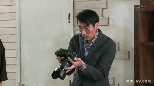 室内 · 专注 · 中景 · 站姿 · 西装外套 · 单反相机 · 操作相机 · 男摄影师