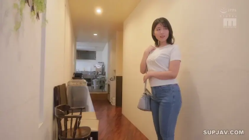 全身 · 站立 · 白色T恤 · 室内走廊