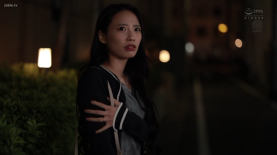 站立 · 面部特写 · 惊恐 · 户外 · 夜景 · 回头 · 深色外套