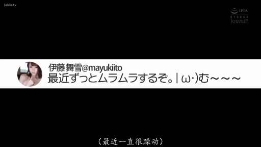 室内 · 面部 · 中文字幕 · 凝视 · 趴卧 · 温柔 · 白色绒毛上衣 · 小鸭毯子