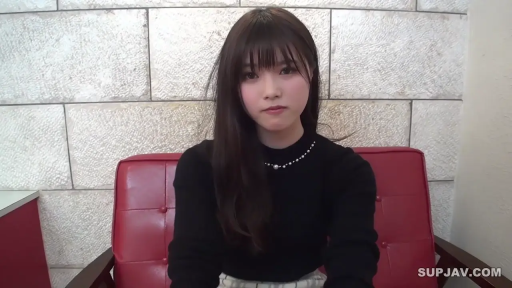 室内 · 座り姿勢 · 平静 · 注视镜头 · 长发 · 半身像 · 红色皮质沙发 · 黑色长袖上衣