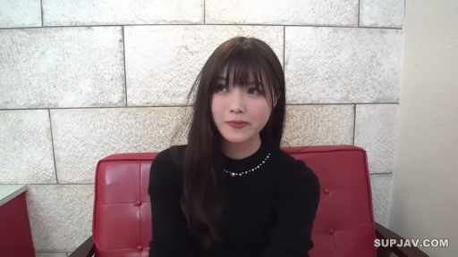 Indoor · Sitting Posture · Smile · Half-body close-up · Gaze · 红色沙发 · Interview Perspective · 黑色针织衫