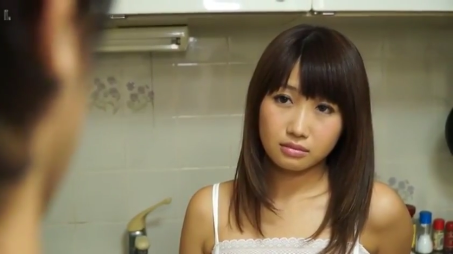 脸部特写 · 站立 · 白色蕾丝吊带 · 对视 · 厨房 · 忧虑 · 棕色长发