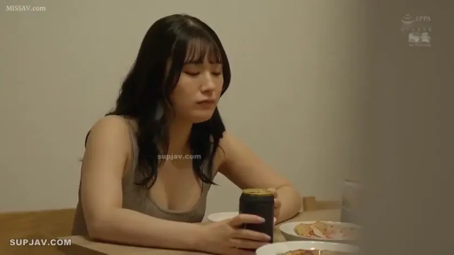 座り姿勢 · 中景 · 居家 · 背心 · 餐厅 · 淡然 · 易拉罐 · 喝酒