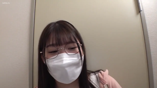 室内 · 面部 · 低头 · 口罩 · 站立 · 近景 · 粉色卫衣