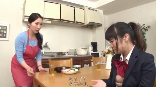 坐姿 · 围裙 · 巨乳 · 中景 · 餐厅 · 餐具 · 忧愁 · 就餐