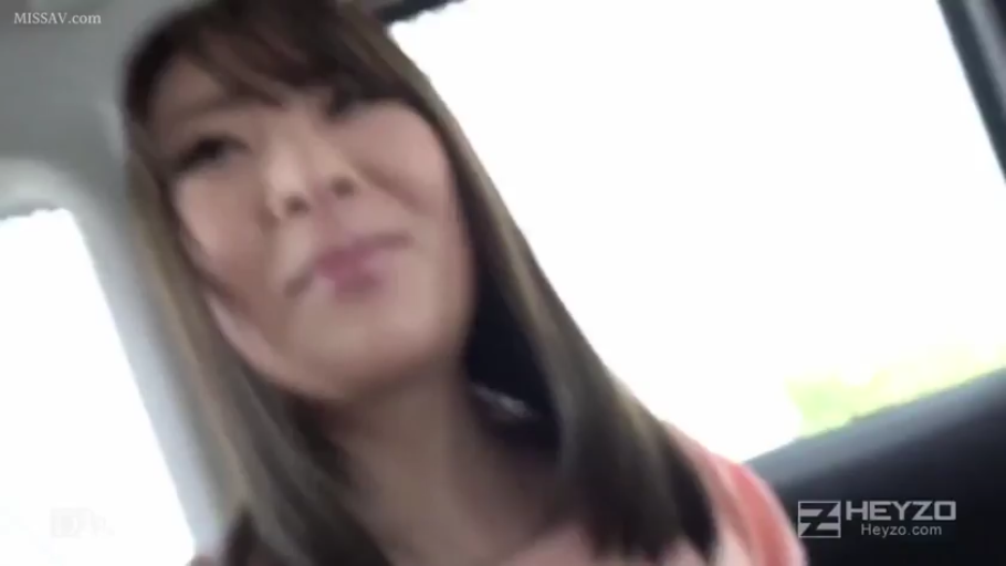 坐姿 · 脸部特写 · 微笑 · 车内 · 长发 · 粉色上衣 · 看向镜头