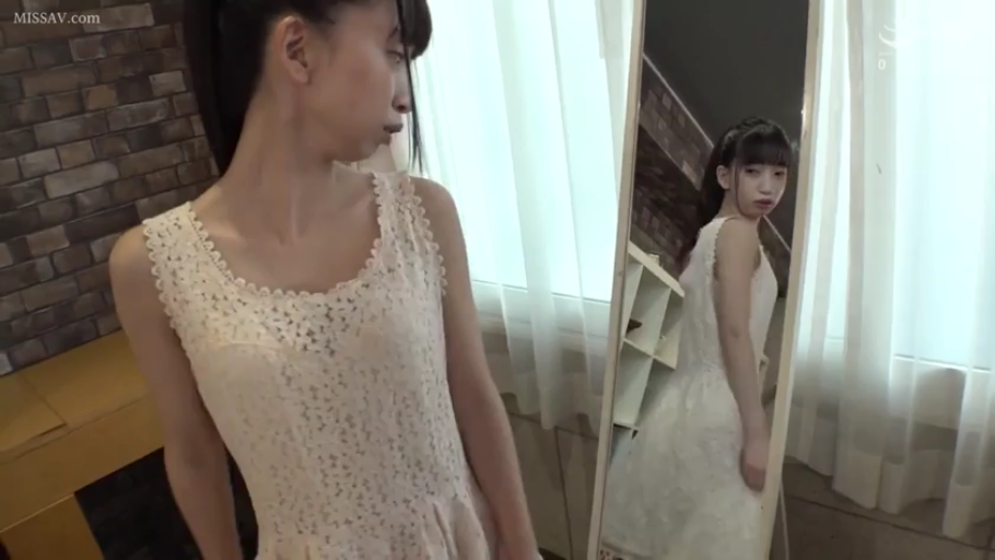 卧室 · 站立 · 中景 · 白色蕾丝连衣裙