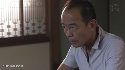 室内 · 坐姿 · 严肃 · 特写 · 昏暗 · 便装 · 观看