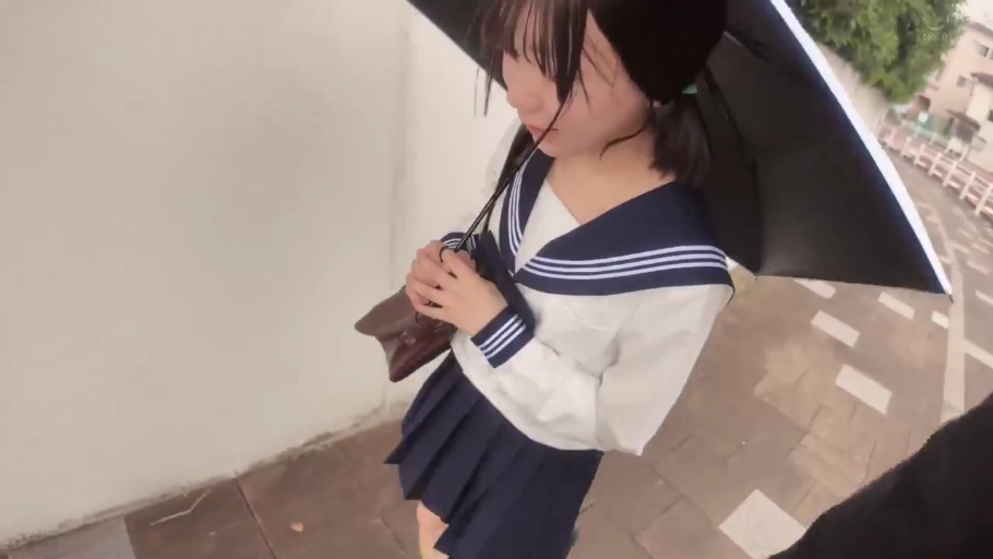 站立 · 自然 · 白色上衣 · 公园 · 模糊 · 侧脸 · 走动