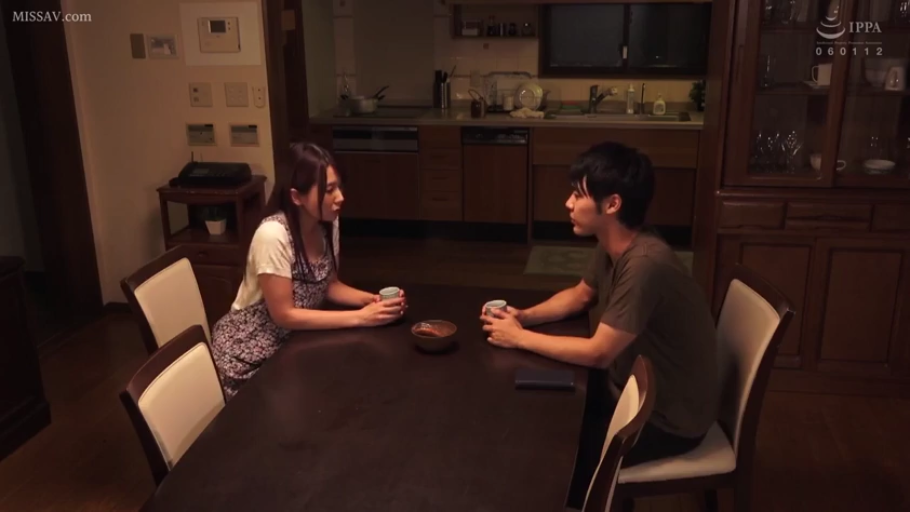 交谈 · 严肃 · 全景 · 居家 · 便服 · 茶杯 · 餐厅 · 对坐