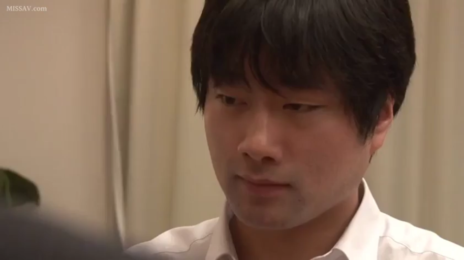 室内 · 坐姿 · 严肃 · 脸部特写 · 白衬衫 · 注视 · 男优