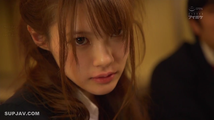 室內 · 坐姿 · 嚴肅 · 臉部特寫 · 制服 · 注視 · 长发