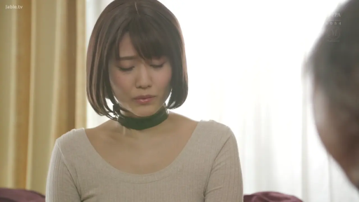 室内 · 坐姿 · 颈圈 · 忧郁 · 脸部特写 · 米色上衣 · 短发