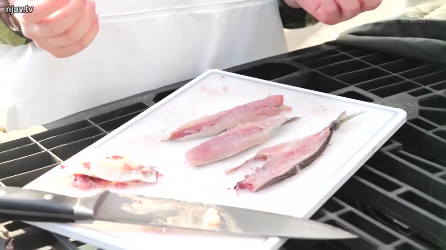 站姿 · 户外 · 围裙 · 菜刀 · 鱼片 · 切鱼