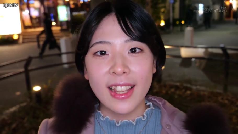 脸部特写 · 微笑 · 户外街道夜景 · 黑发 · 正面站姿 · 正在说话 · 蓝色荷叶领上衣和毛领外套