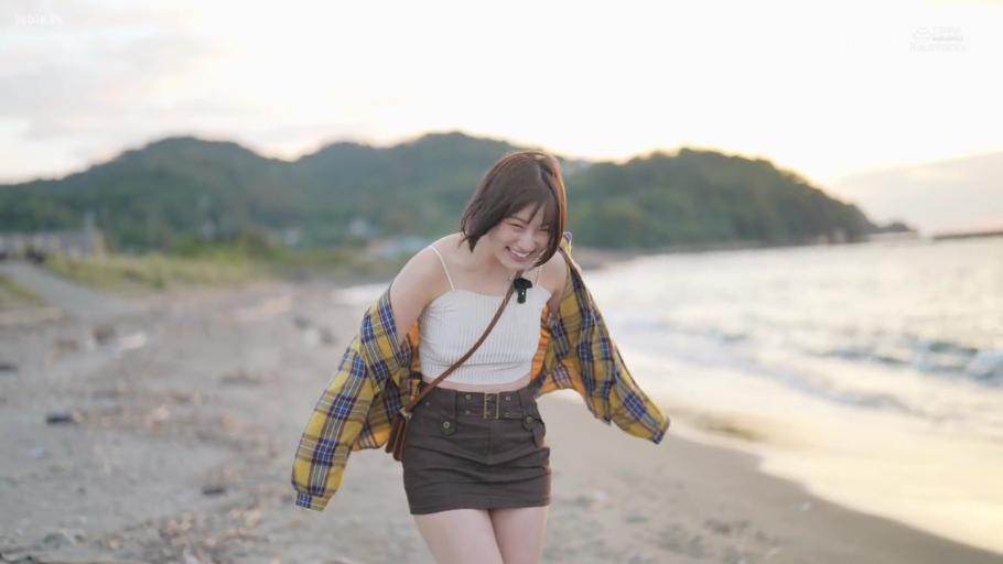 棕色短裙 · 中景 · 海滩