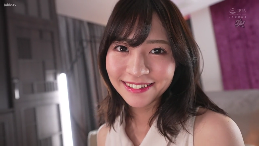 站立 · 面部特写 · 办公室内 · 中文字幕 · 注视镜头 · 职业套装 · 温柔微笑