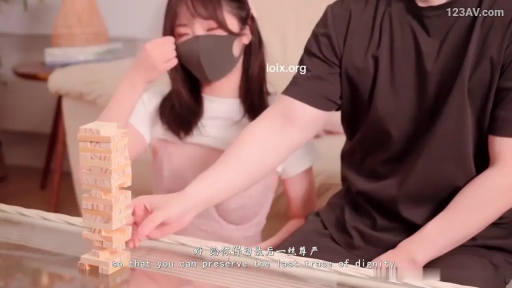 坐姿 · 躯干 · 客厅 · 中文字幕 · 平淡 · 白T恤 · 撩衣展示 · 叠叠乐积木