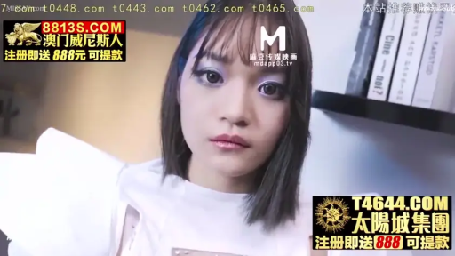 室内 · 面部 · 注视 · 书架 · 正面 · 冷漠 · 妆容 · 白色时装