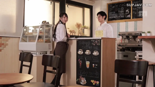 站立 · 服务行为 · 咖啡店制服 · 远景全景 · 咖啡机 · 微笑表情 · 咖啡厅 · 职场角色扮演