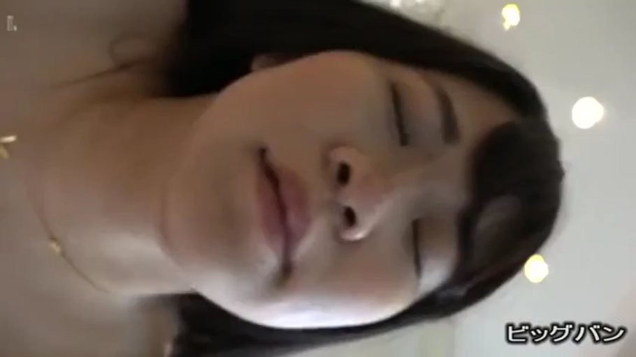 室内 · 陶醉 · 目を閉じて · ネックレス · 顔のクローズアップ · 寝姿 · 不明 · 倾斜视角