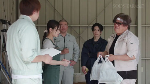 交谈 · 站立 · 微笑 · 多人 · 仓库 · 工装 · 群像 · 笔记本