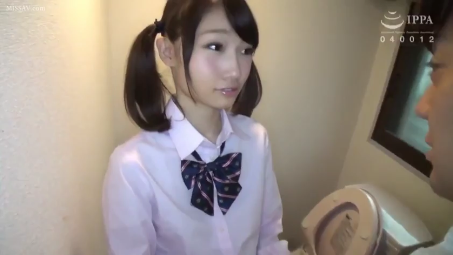 站立 · 对视 · JK制服 · 双马尾 · 无辜 · 卫生间 · 马桶 · 上身特写