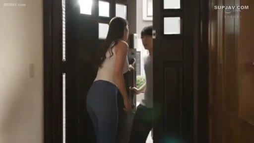 站立 · 开门 · 平静 · 剧情 · 门 · 门口 · 全身特写 · 日常便装