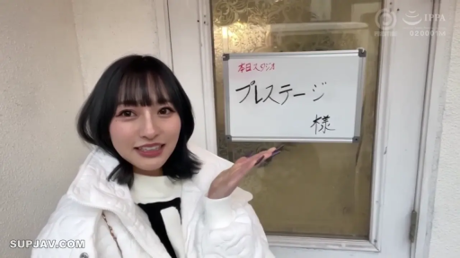 站立 · 半身 · 门口 · 白色外套