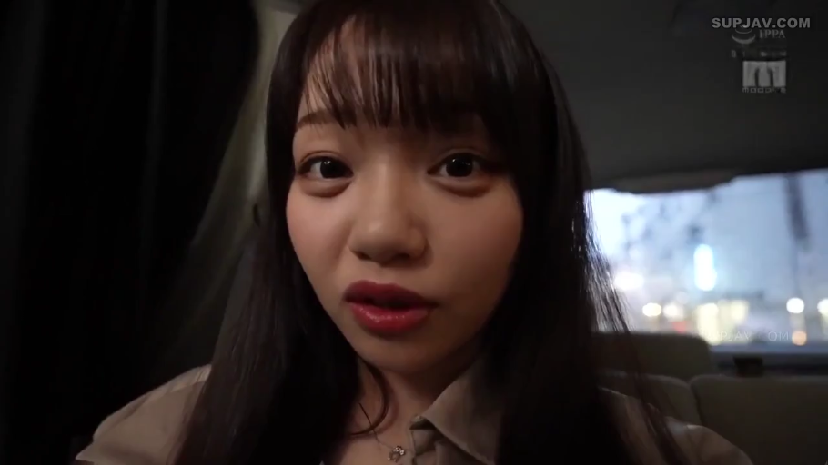 坐姿 · 臉部特寫 · 襯衫 · 凝视 · 车内 · 惊讶 · 齐刘海