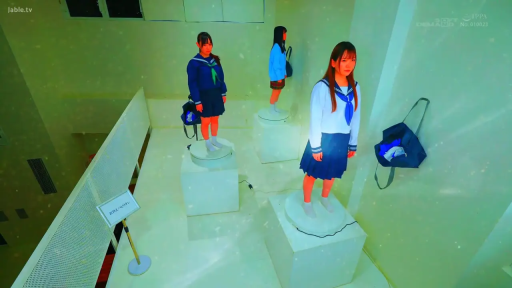 站立 · 展示 · 呆滞 · 远景 · 水手服 · 展厅 · 展示台 · 重影