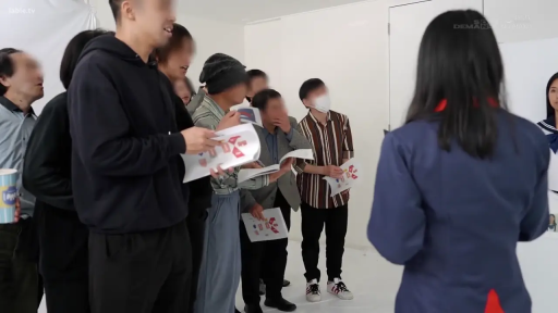 站立 · 自然 · 影棚 · 多人场景 · 群像中景 · 休闲便服 · 排队 · 宣传单