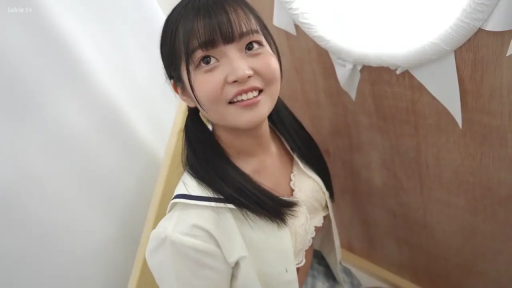 室内 · 顔部のクローズアップ · 微笑 · 仰视 · 注视镜头 · 双马尾 · 开襟水手服