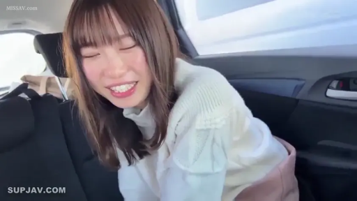 面部特写 · 汽车座椅 · 身体前倾 · 汽车后座 · 白色针织衫 · 眯眼笑 · 微笑交谈 · 长发齐刘海