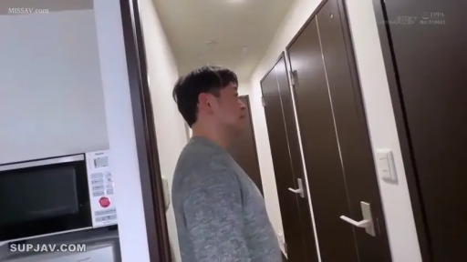 Standing Posture · 平静 · Observation · 微波炉 · 侧面特写 · Gray sweater · 室内走廊 · 日常居家