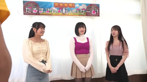 站立 · 微笑 · 室内影棚 · 三人 · 交流互动 · 日常休闲装 · 活动横幅