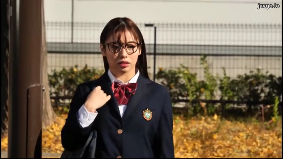 严肃 · 眼镜 · 中景 · 学生制服 · 行走 · 户外 · 校园 · 走路