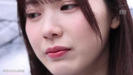 憂鬱 · 凝视 · 是 · 人像特写 · 未知 · 靜態 · 室内背景